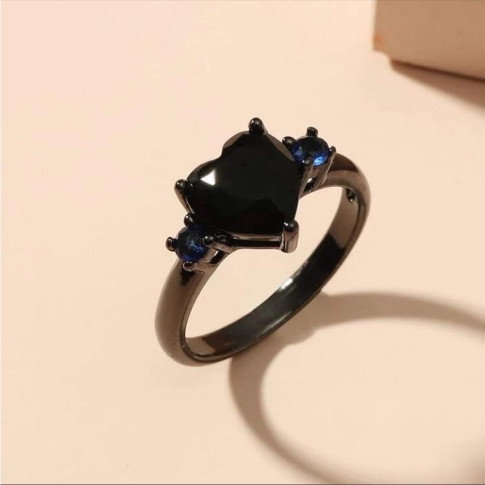 Black Heart Stone Ring - Picture 2 of 3